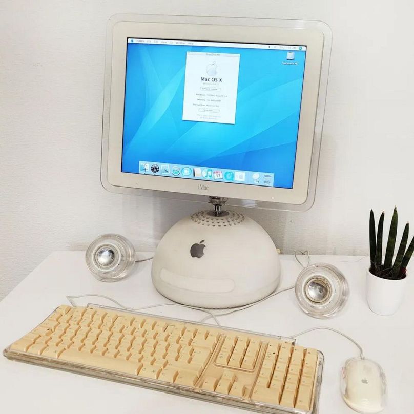 iMac G4, un ordinateur personnel tout-en-un, vendu par Apple Computer de janvier 2002 à août 2004.