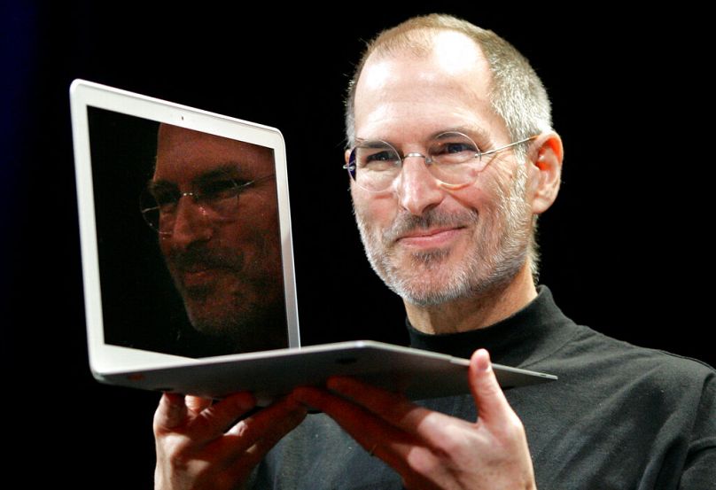 Steve Jobs brandit le nouveau MacBook Air après avoir prononcé le discours d'ouverture de la conférence Apple MacWorld à San Francisco le 15 janvier 2008.