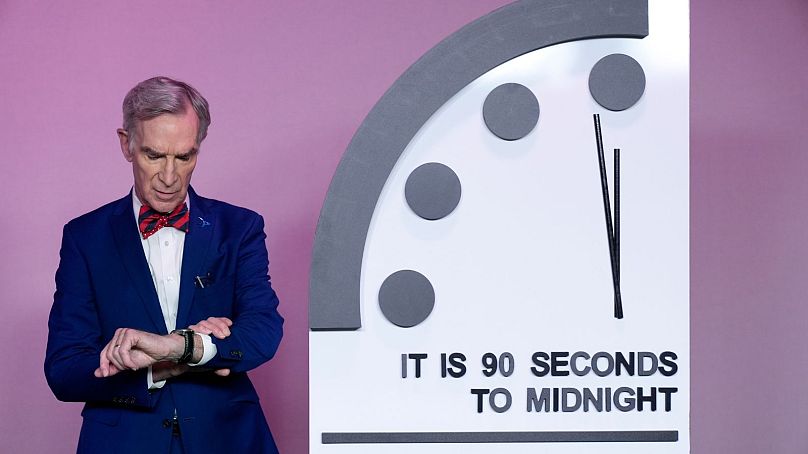 L'éducateur scientifique Bill Nye regarde sa montre à côté du 