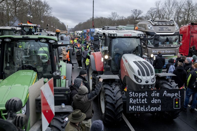 Des agriculteurs équipés de tracteurs arrivent pour une manifestation dans le quartier gouvernemental de Berlin, en Allemagne, le 15 janvier 2024.