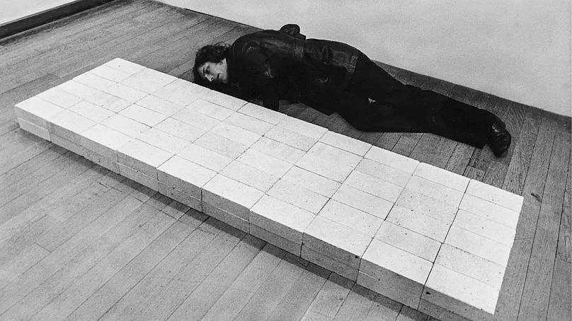 Sculpture Equivalent VIII de Carl Andre à la Tate Gallery de Londres, 1976.