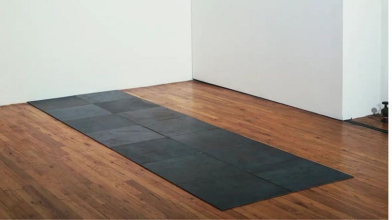 Une œuvre « Square » de Carl Andre.
