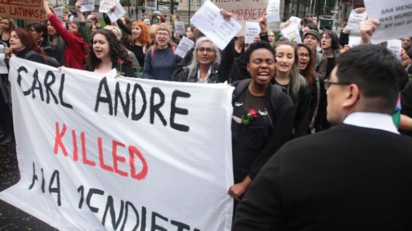 Le collectif WHEREISANAMENDIETA proteste contre l'ouverture en 2016 de l'extension de la Tate Modern, qui présentait les œuvres de Carl Andre.