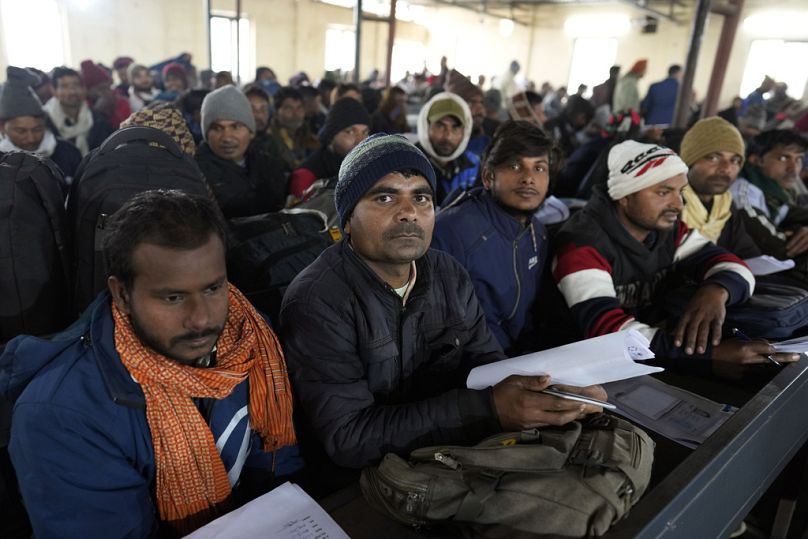 Des travailleurs indiens aspirant à être embauchés pour des emplois en Israël attendent de soumettre leurs formulaires lors d'une campagne de recrutement à Lucknow, en Inde, le jeudi 25 janvier 2024.