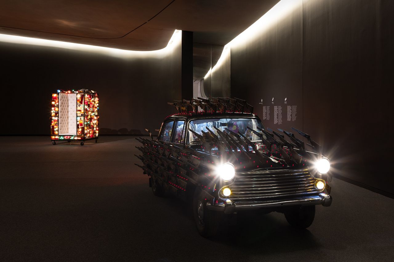 ... contraste avec son extérieur beaucoup plus sombre