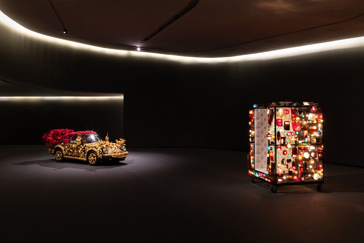 Strangers In The Night de 2011 est une expérience artistique holistique - avec la chanson éponyme de Sinatra jouée en boucle