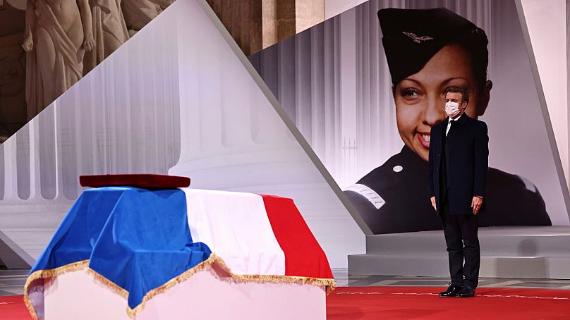 Emmanuel Macron rend hommage au cénotaphe de Joséphine Baker, recouvert du drapeau français, au Panthéon de Paris, France, le mardi 30 novembre 2021