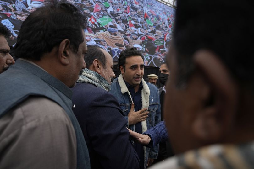Bilawal Bhutto Zardari, président du Parti du peuple pakistanais, s'entretient avec des collaborateurs du parti lors d'un rassemblement électoral à Bhalwal, au Pakistan, le 24 janvier 2024.