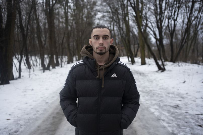 Illia, un ancien prisonnier de guerre de 21 ans, se tient dans la forêt près de l'hôpital où il suit des soins à Kiev, en Ukraine, le jeudi 25 janvier 2024.