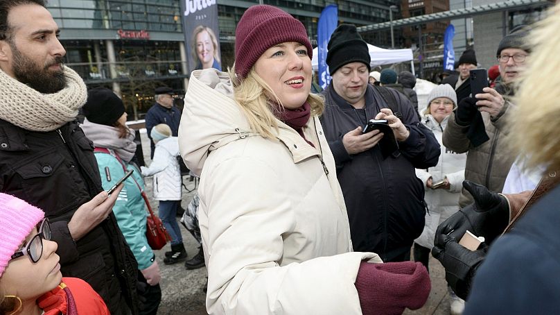 La candidate présidentielle des sociaux-démocrates (SDP) Jutta Urpilainen, ancienne ministre des Finances et commissaire européenne, fait campagne à Helsinki, en Finlande, le samedi 27 janvier 2024.