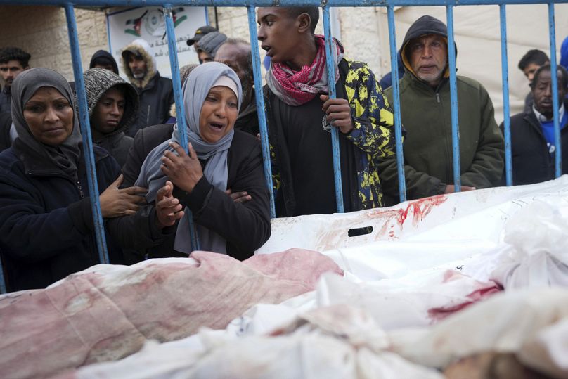 Les Palestiniens pleurent les proches tués vendredi lors de l'offensive aérienne et terrestre israélienne sur la bande de Gaza, dans un hôpital de Deir al Balah.