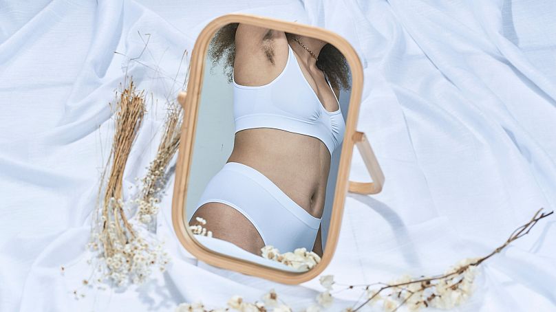 Les experts suggèrent des mouvements non visuels pour résoudre les problèmes d’image corporelle, comme ne pas se regarder dans un miroir ou partager des histoires personnelles.