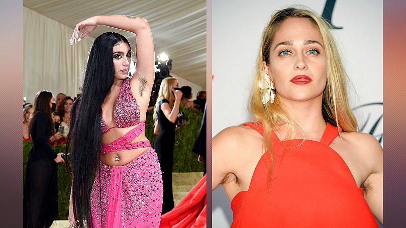 Un nombre croissant de célébrités féminines adoptent les poils sous les bras sur le tapis rouge.  Ici, Loudes Leon (à gauche) et Jemima Kirke (à droite).