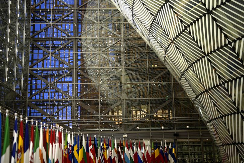 Les drapeaux de l'Union européenne bordent un tapis rouge dans la zone d'arrivée lors d'une réunion au bâtiment du Conseil européen à Bruxelles, en décembre 2023.