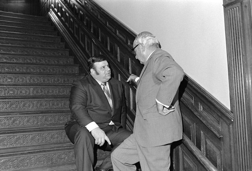Anthony Imperiale (à gauche), discute du redécoupage du Congrès avec le président démocrate d'Essex, Harry Lerner, à Trenton, le 10 avril 1972.
