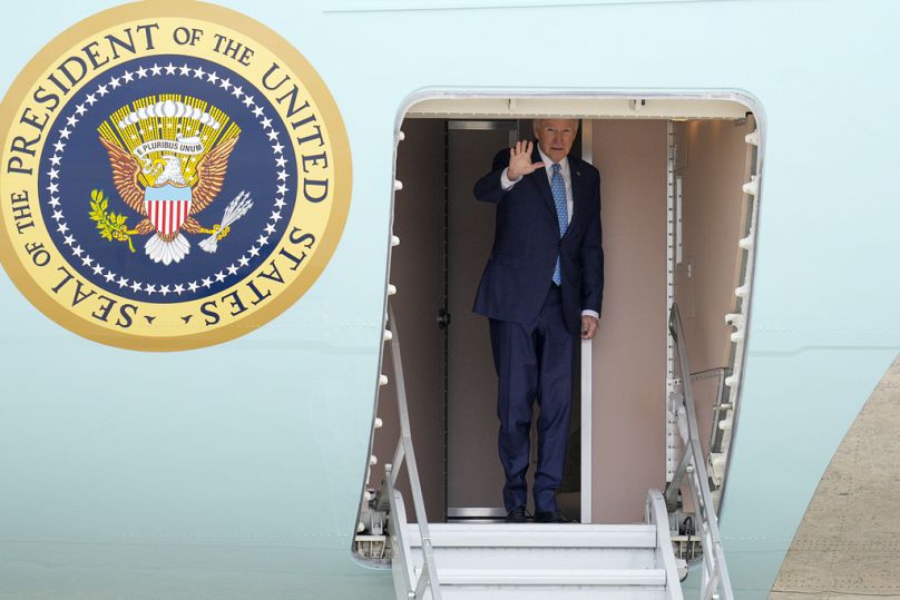 Le résident Joe Biden fait la vague alors qu'il monte à bord d'Air Force One à la base aérienne d'Andrews, dans le Maryland, le mardi 30 janvier 2024, en route vers la Floride.