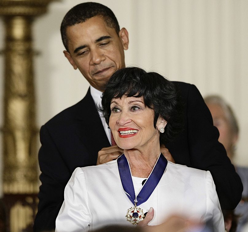 Le président Barack Obama remet la Médaille présidentielle de la liberté 2009 à Chita Rivera à la Maison Blanche