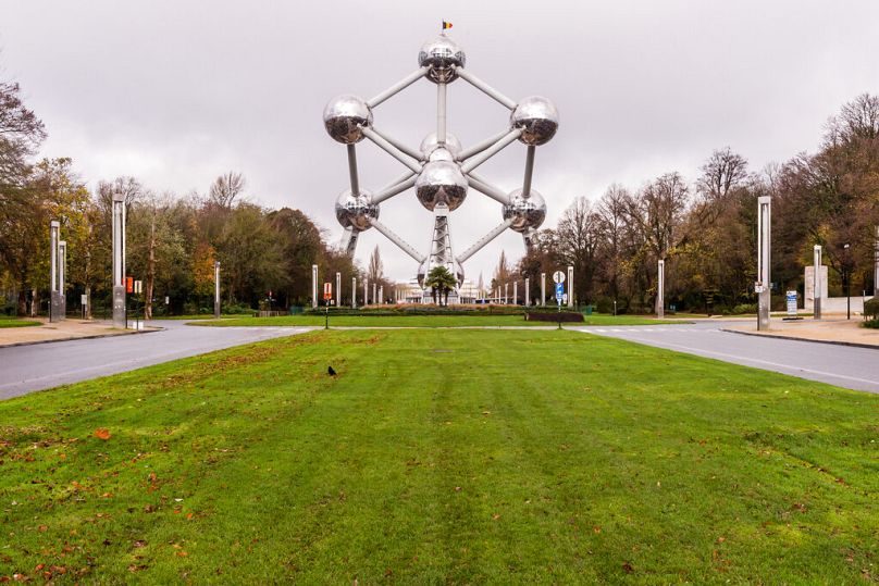 Une vue de la place déserte devant l'Atomium, l'un des monuments belges, à Bruxelles, novembre 2015