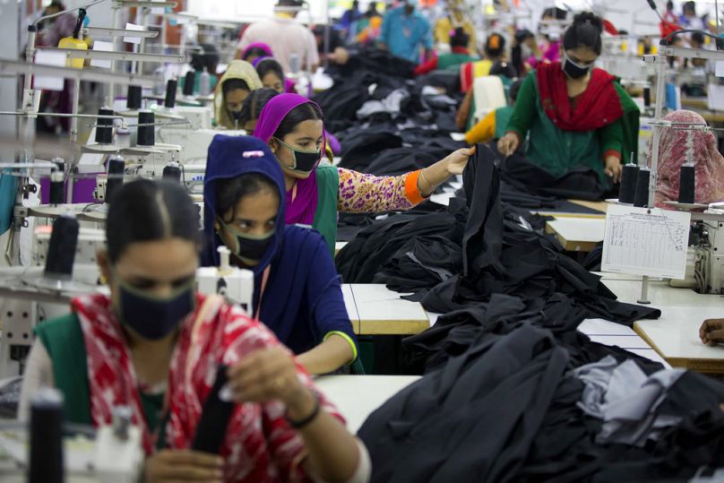 Des Bangladais travaillent dans l'usine de confection Snowtex à Dhamrai, près de Dhaka, avril 2018.