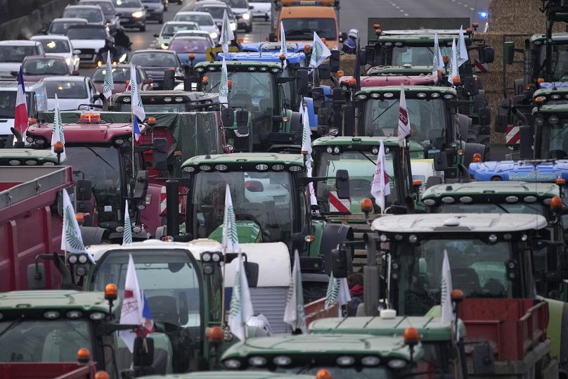 Lundi, les agriculteurs protestataires encerclaient Paris avec des barricades de tracteurs et des ralentisseurs, utilisant leurs véhicules forestiers pour bloquer les autoroutes.