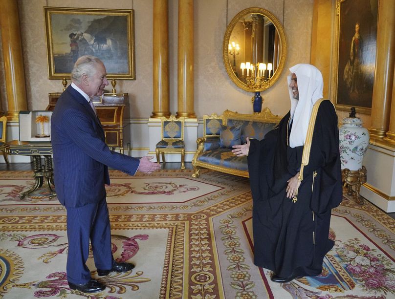 Le roi Charles III de Grande-Bretagne reçoit le Dr Mohammed Al-Issa, secrétaire général de la Ligue musulmane mondiale, lors d'une audience au palais de Buckingham, en mars 2023.