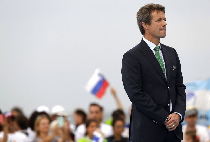 Le prince héritier Frederik du Danemark assiste à la cérémonie de remise des médailles de la course féminine de voile Laser Radial aux Jeux olympiques d'été de 2016 à Rio de Janeiro, au Brésil.