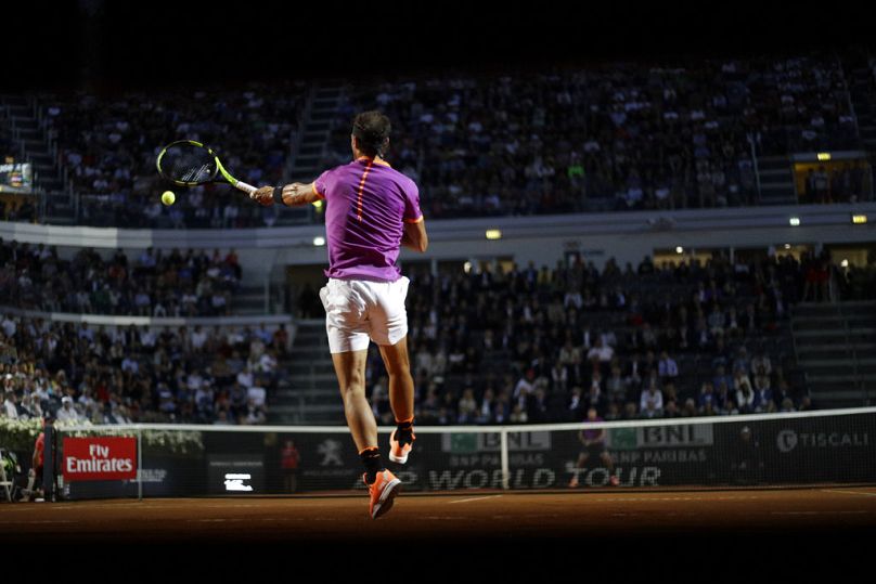 Rafa Nadal, de l'Espagne, renvoie le ballon lors de son match contre Jack Sock, des États-Unis, lors de son match au tournoi de tennis Open d'Italie, à Rome.