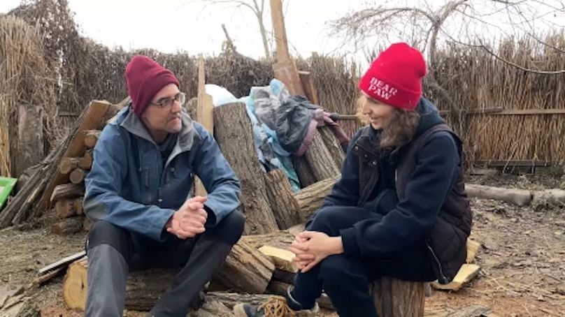 Hans parle avec Rusanda en Moldavie