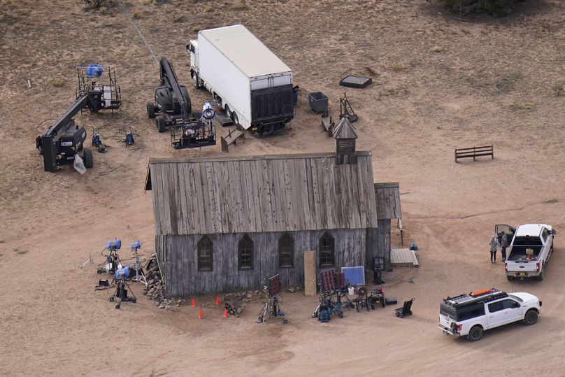 Une photo aérienne montre un tournage au Bonanza Creek Ranch à Santa Fe, Nouveau-Mexique, le 23 octobre 2021.