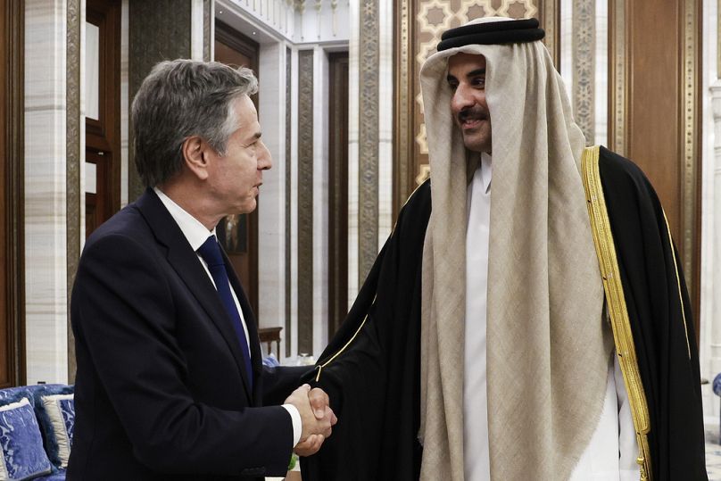 Le secrétaire d'État américain Antony Blinken, à gauche, serre la main de l'émir du Qatar, Cheikh Tamim Bin Hamad Al Thani.