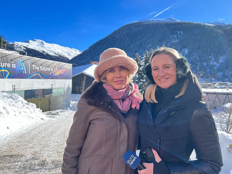 Angela Barnes d'Euronews et Anna Pruska, PDG de Comarch, au sommet de Davos 2024 du Forum économique mondial.