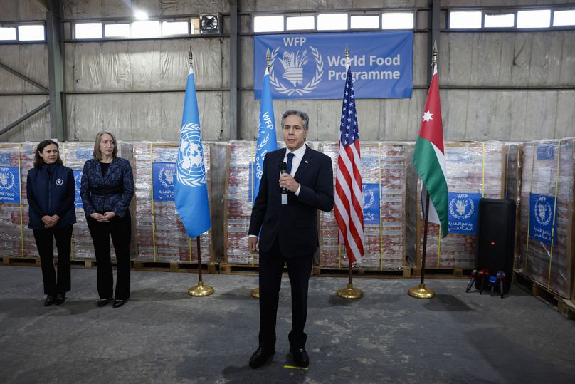 Le secrétaire d'État américain Antony Blinken s'exprime dimanche lors d'une visite dans un entrepôt régional du Programme alimentaire mondial (PAM) à Amman, en Jordanie.