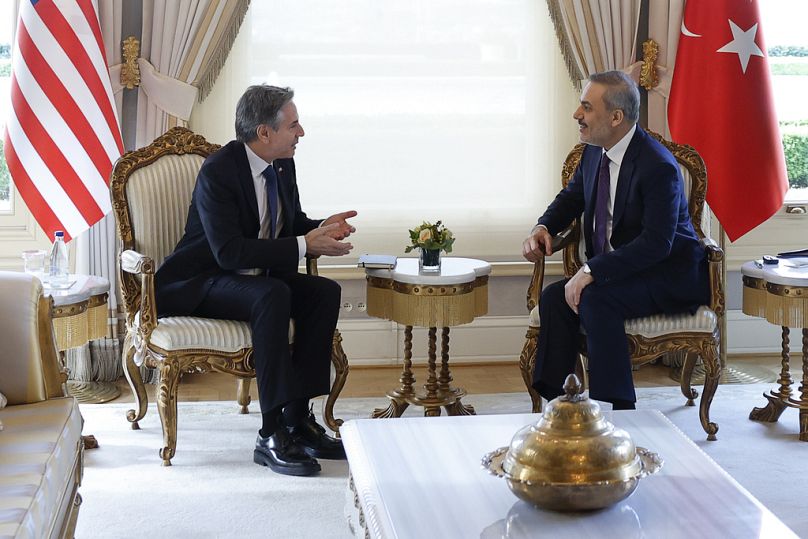 Le secrétaire d'État Antony Blinken, à gauche, rencontre samedi le ministre turc des Affaires étrangères Hakan Fidan à Vahdettin, une résidence privée de la présidence, à Istanbul, en Turquie.