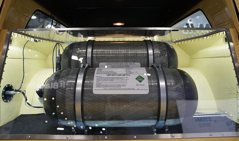 Des réservoirs de carburant à hydrogène conçus par Motul en collaboration avec GCK Battery sont visibles à l'arrière d'un véhicule équipé d'un moteur à combustion à hydrogène au CES 2024.