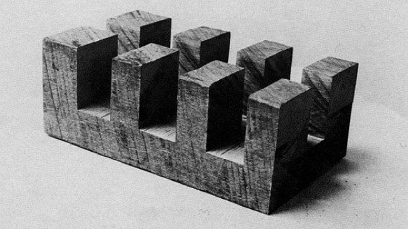 Scie à bras radial (pièce en bois sculpté) créée par Carl Andre en 1959