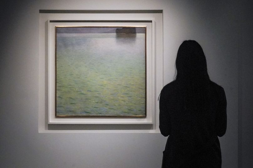 La peinture à l'huile de Gustav Klimt de 1902 "Île Im Attersee" est exposée chez Sotheby's, le jeudi 11 mai 2023, à New York.