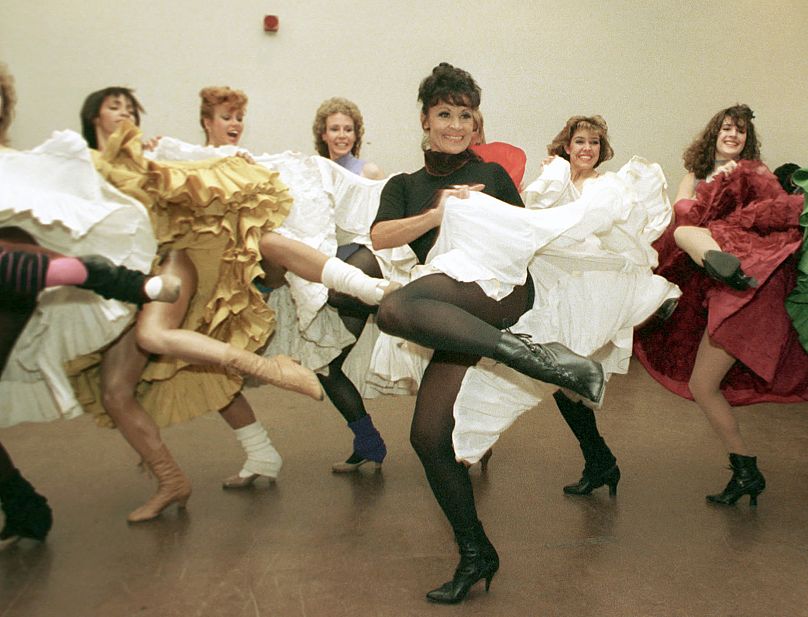 Chita Rivera, au premier plan, et les Rockettes du Radio City Music Hall répètent celle de Cole Porter "Peut Peut" à New York le 21 janvier 1988.