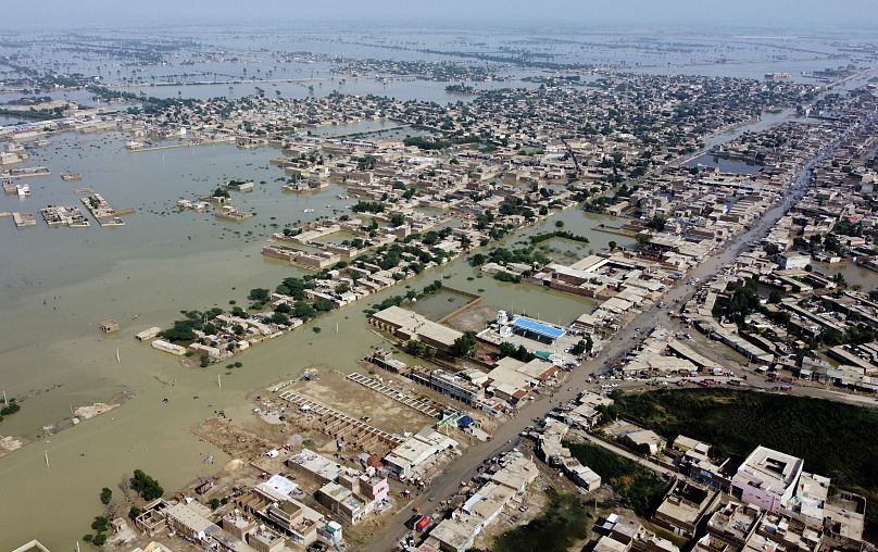 Des maisons sont entourées par les eaux de crue dans la ville de Sohbat Pur, un district de la province du Baloutchistan, au sud-ouest du Pakistan, le 30 août 2022.