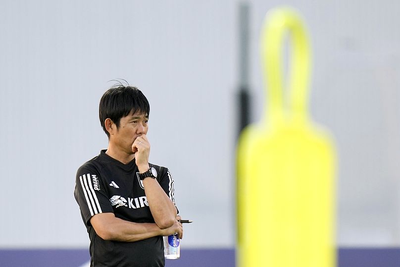 L'entraîneur-chef du Japon, Hajime Moriyasu, regarde ses joueurs s'échauffer lors d'une séance d'entraînement de l'équipe nationale du Japon à Doha.