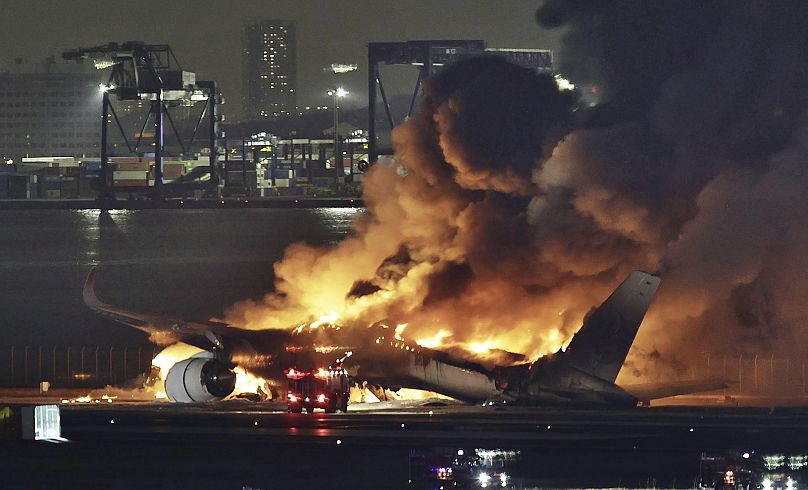 Un avion de Japan Airlines est en feu sur la piste de l'aéroport de Haneda le mardi 2 janvier 2024 à Tokyo, au Japon.