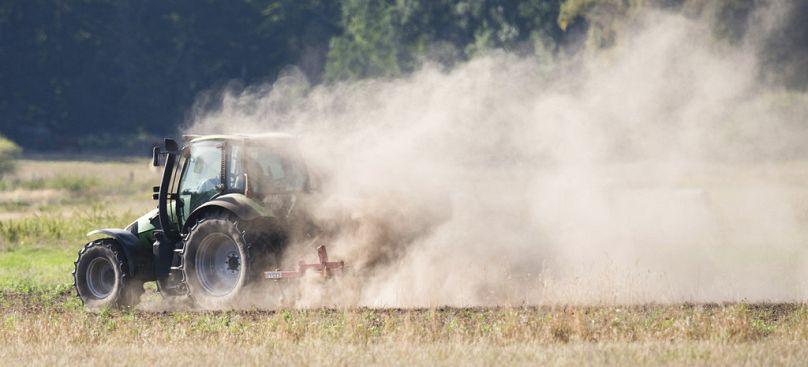 Un agriculteur laboure un champ sec à Dollbergen, près de Hanovre, dans le nord de l'Allemagne, le mercredi 22 août 2018.
