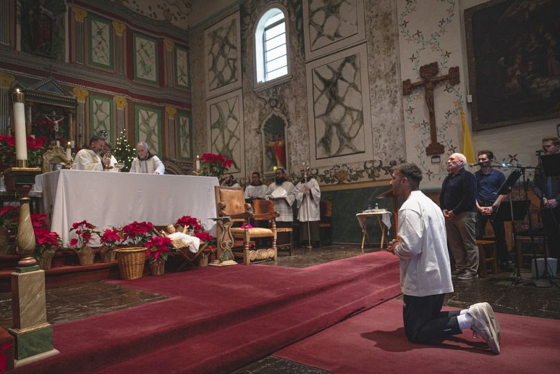 Shia LaBeouf participe à sa cérémonie de confirmation catholique à la paroisse Old Mission Santa Inés à Solvang, en Californie, le dimanche 31 décembre 2023.