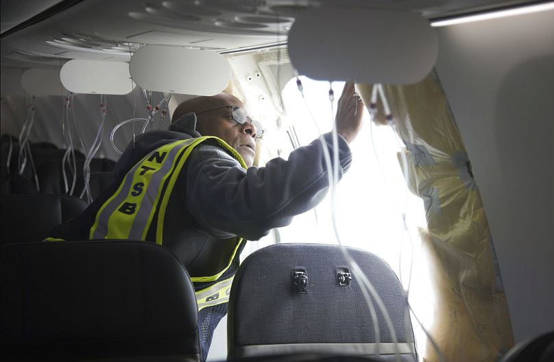 Cette photo publiée par le National Transportation Safety Board montre un trou béant à l'endroit où se trouvait la porte à panneaux, dans la zone du bouchon du fuselage du vol d'Alaska Airlines.