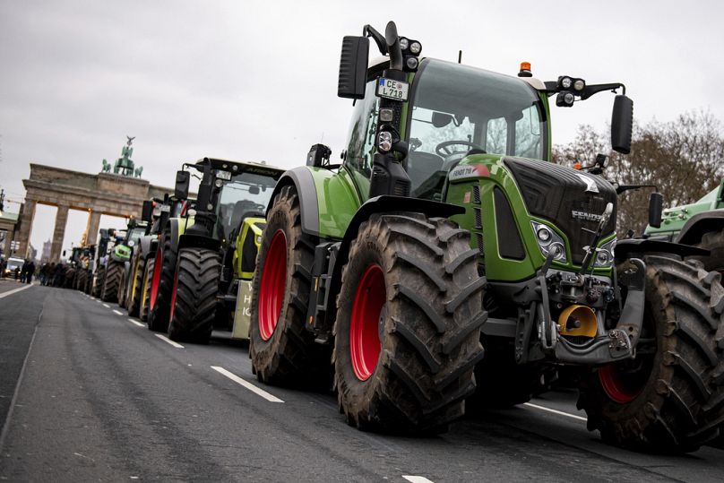 Des agriculteurs équipés de tracteurs participent à un rassemblement de protestation organisé par l'Association des agriculteurs allemands à Berlin.