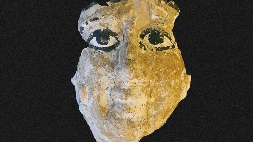 Un masque coloré trouvé sur un lieu de sépulture à Saqqarah