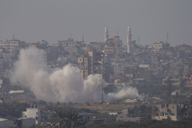 La fumée s'élève à la suite d'un bombardement israélien dans la bande de Gaza, vu depuis le sud d'Israël, le jeudi 18 janvier 2024.