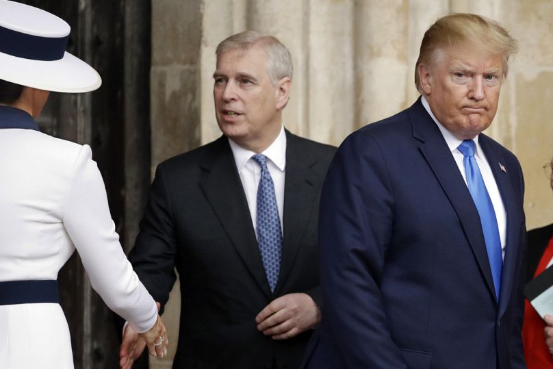 DOSSIER – Le président Donald Trump, à droite, et la première dame Melania Trump, à gauche, accompagnés du prince Andrew de Grande-Bretagne, partent après une visite de l'abbaye de Westminster à Londres, 2019.