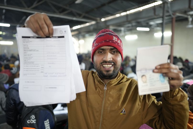Anup Singh, un ouvrier qualifié indien aspirant à être embauché pour un emploi en Israël, montre son passeport et un formulaire qu'il a rempli lors d'une campagne de recrutement à Lucknow, en Inde, jeudi.