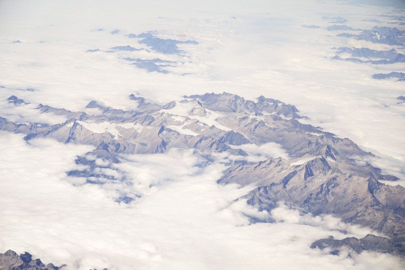 Une vue aérienne d'un glacier dans les Alpes italiennes, le mardi 5 septembre 2023.