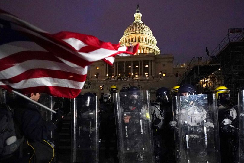 La police se tient devant le Capitole après une journée d'émeutes, le 6 janvier 2021.